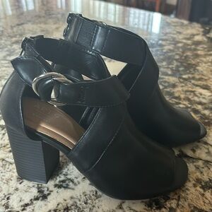 Apt 9, black, like new, size 6 1/2